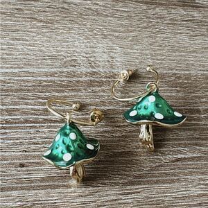 Green mushroom earring A660